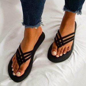 Black Sanuk Yoga Salty Flip Flops Size 7 - like new!